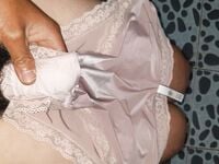 Thủ dâm với quần lót nữ