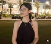 Em Vàng Hoàng Hân 2k1 kính cận tri thức