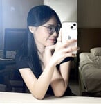 Em Vàng Hoàng Hân 2k1 kính cận tri thức