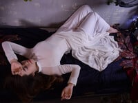 Em mẫu ruột nude cùng bộ trang phục áo dài