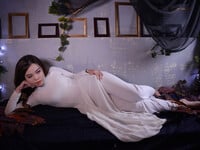 Em mẫu ruột nude cùng bộ trang phục áo dài