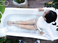Em mẫu ruột nude cùng bộ trang phục áo dài