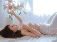 Em mẫu ruột nude cùng bộ trang phục áo dài