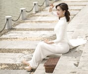 Em mẫu ruột nude cùng bộ trang phục áo dài