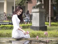 Em mẫu ruột nude cùng bộ trang phục áo dài