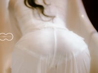 Em mẫu ruột nude cùng bộ trang phục áo dài