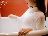 Em mẫu ruột nude cùng bộ trang phục áo dài