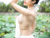 Em mẫu ruột nude cùng bộ trang phục áo dài