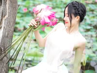 Em mẫu ruột nude cùng bộ trang phục áo dài