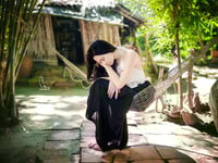 Em mẫu ruột nude cùng bộ trang phục áo dài