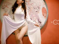 Em mẫu ruột nude cùng bộ trang phục áo dài