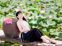 Em mẫu ruột nude cùng bộ trang phục áo dài