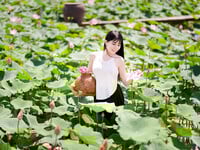 Em mẫu ruột nude cùng bộ trang phục áo dài