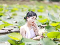 Em mẫu ruột nude cùng bộ trang phục áo dài