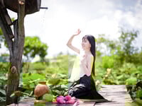 Em mẫu ruột nude cùng bộ trang phục áo dài