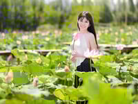 Em mẫu ruột nude cùng bộ trang phục áo dài