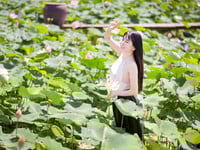 Em mẫu ruột nude cùng bộ trang phục áo dài