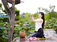 Em mẫu ruột nude cùng bộ trang phục áo dài