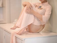 Em mẫu ruột nude cùng bộ trang phục áo dài