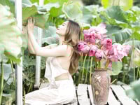 Em mẫu ruột nude cùng bộ trang phục áo dài