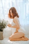 Em mẫu ruột nude cùng bộ trang phục áo dài
