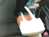 Xích quần lót cô gái vào cột