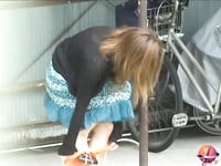 Xích quần lót cô gái vào cột