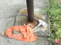 Xích quần lót cô gái vào cột