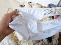 Quần áo lót nữ không mặc nữa