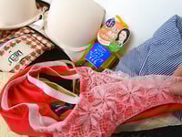 Quần áo lót nữ không mặc nữa