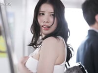 Cô Nàng áo trắng ngực to tròn