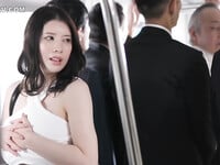 Cô Nàng áo trắng ngực to tròn