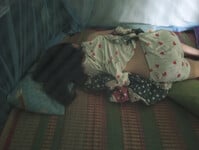 Chụp lén chị đang ngủ mời mọi người thưởng thức