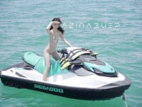 Khoe lồn nơi công cộng