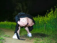 Em chỉ có thể khỏa thân để thõa mãn cơn nứng mà thôi