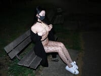 Em chỉ có thể khỏa thân để thõa mãn cơn nứng mà thôi