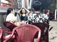 Chụp lén em ban kế bên