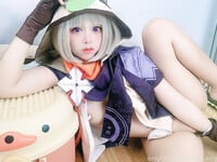 Em gái cosplay loli