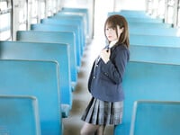 Nữ sinh nhật trên tàu điện