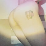 Gái ngon khoe cặp mông to lồn múp