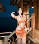 Hoàng Nhân Linh Chi hot girl dáng đồng hồ cát quyến rũ