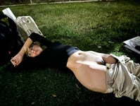 em nhân viên đảm đang ở cửa hàng thức ăn