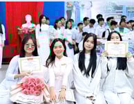 lột đồ mấy con đĩ cùng lớp