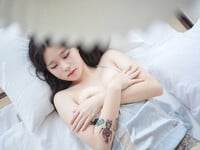 Khuôn mặt thì sầu nhưng thân hình thì bốc lửa