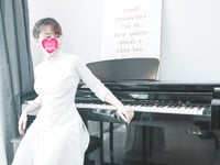 Sinh viên 2K, mặt trắng nõn nà