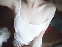 Love8 thích khoe thân lồn trinh chưa mọc lông