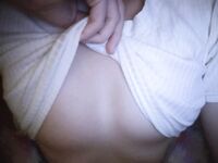 Love8 thích khoe thân lồn trinh chưa mọc lông