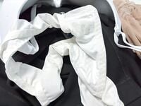 quần lót dính nước lồn gái xinh