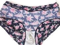 Quần lót dính nước lồn