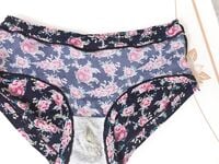 Quần lót dính nước lồn